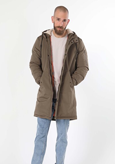 صورة من معطف رجالي بيج عادي