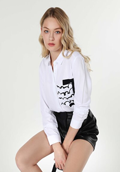 صورة من أبيض للنساء قميص  كم طويل