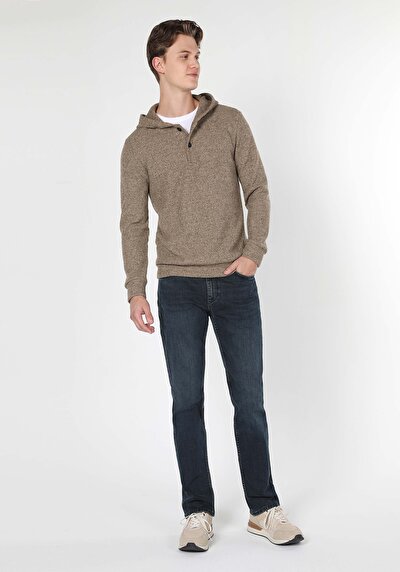 صورة من كاكي للرجال تي شيرت كم طويل