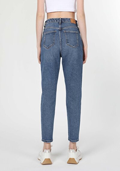 صورة من دينيم للنساء بناطيل