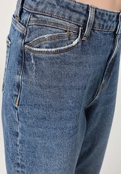 صورة من دينيم للنساء بناطيل