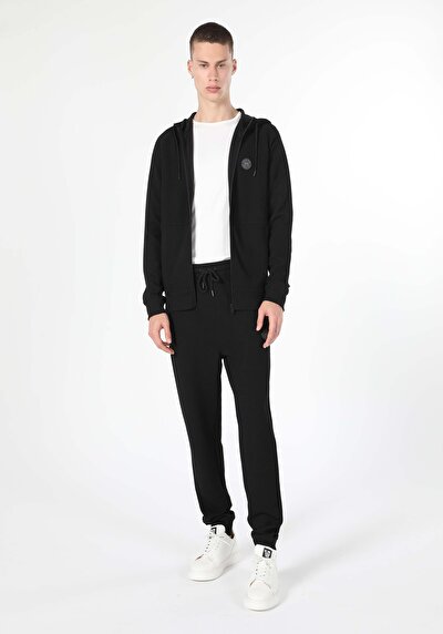 صورة من أسود للرجال بنطال رياضي