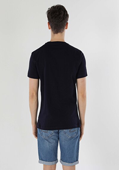 صورة من أزرق بحري للرجال تي شيرت بأكمام قصيرة