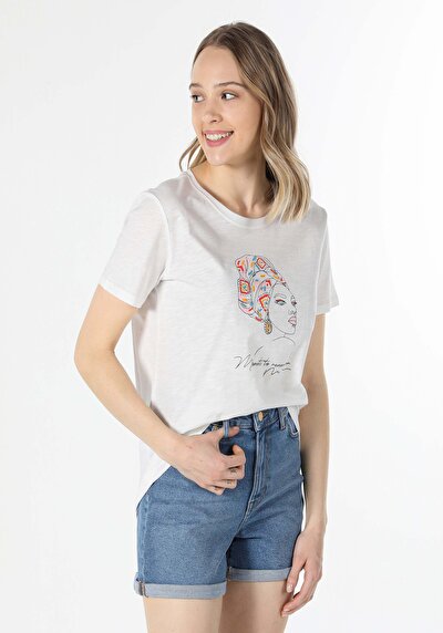 صورة من أبيض للنساء تي شيرت بأكمام قصيرة