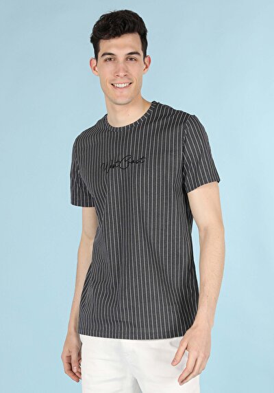 صورة من أنتراسيت للرجال تي شيرت بأكمام قصيرة