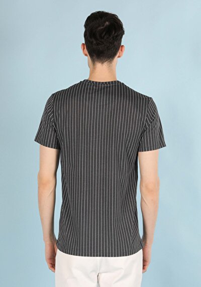 صورة من أنتراسيت للرجال تي شيرت بأكمام قصيرة