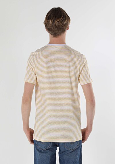 صورة من أصفر للرجال تي شيرت بأكمام قصيرة