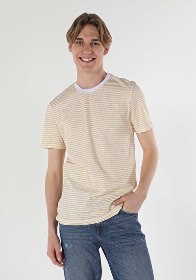 صورة من أصفر للرجال تي شيرت بأكمام قصيرة