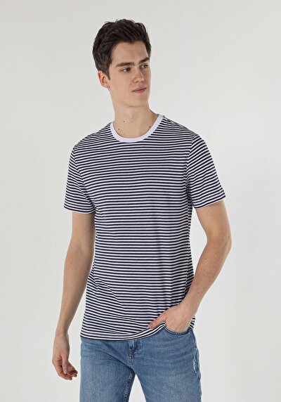 صورة من أزرق بحري للرجال تي شيرت بأكمام قصيرة