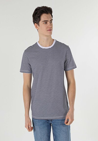 صورة من أزرق بحري للرجال تي شيرت بأكمام قصيرة