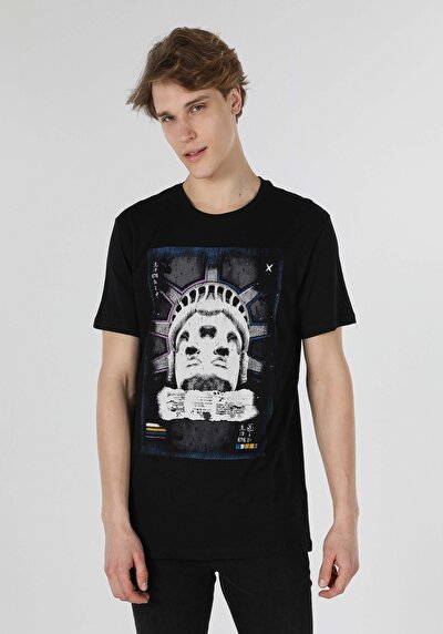 صورة من أسود للرجال تي شيرت بأكمام قصيرة