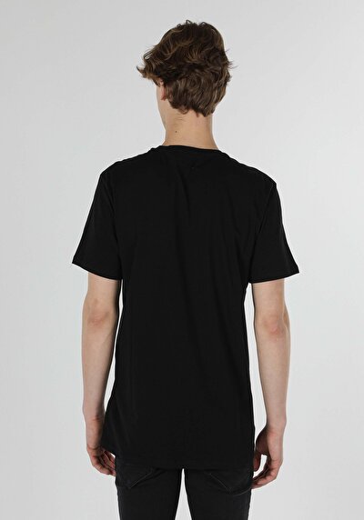 صورة من أسود للرجال تي شيرت بأكمام قصيرة