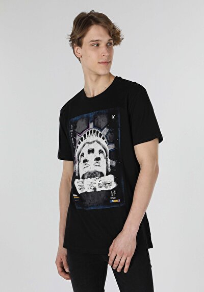 صورة من أسود للرجال تي شيرت بأكمام قصيرة