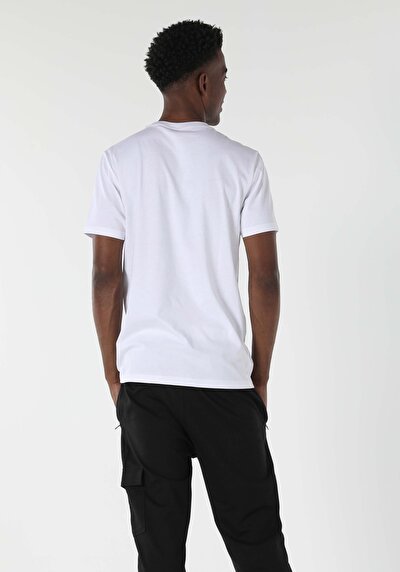 صورة من رقبة مستديرة مستقيم تي شيرت أبيض بأكمام قصيرة للرجال