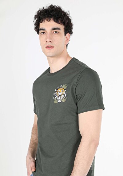 صورة من كاكي للرجال تي شيرت بأكمام قصيرة