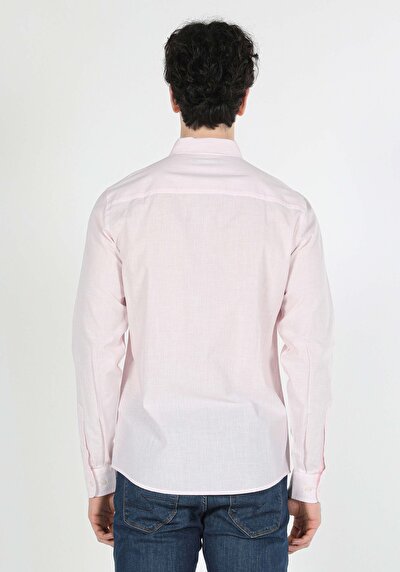 صورة من وردي للرجال قميص كم طويل