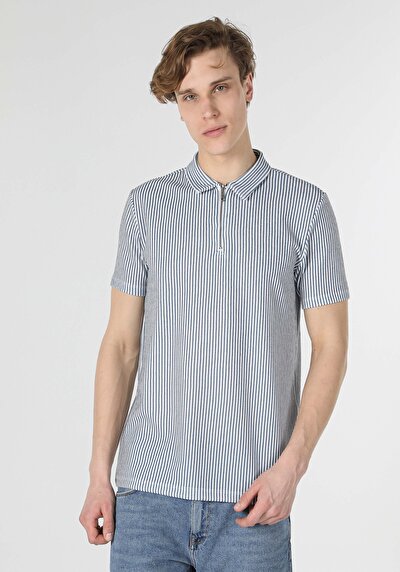 صورة من أزرق للرجال قميص بولو  كم قصير