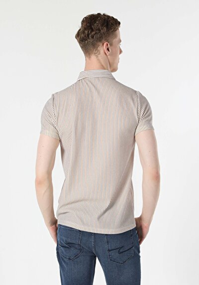 صورة من بيج للرجال قميص بولو كم قصير