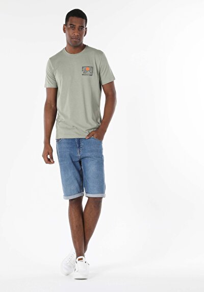 صورة من كاكي للرجال تي شيرت بأكمام قصيرة