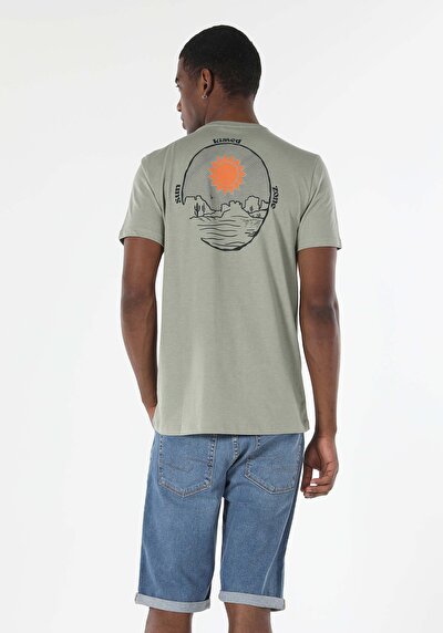 صورة من كاكي للرجال تي شيرت بأكمام قصيرة