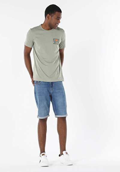 صورة من كاكي للرجال تي شيرت بأكمام قصيرة