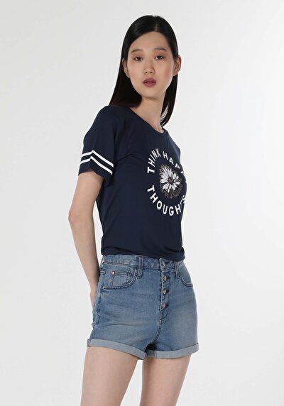 صورة من أزرق بحري للنساء تي شيرت بأكمام قصيرة