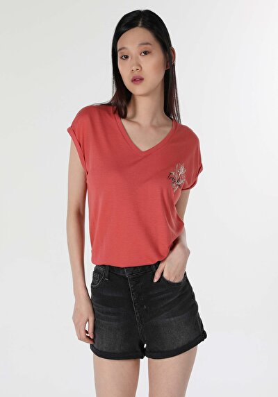 صورة من بني للنساء تي شيرت بأكمام قصيرة