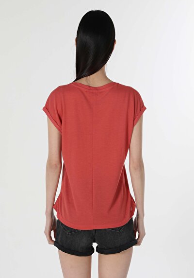 صورة من بني للنساء تي شيرت بأكمام قصيرة