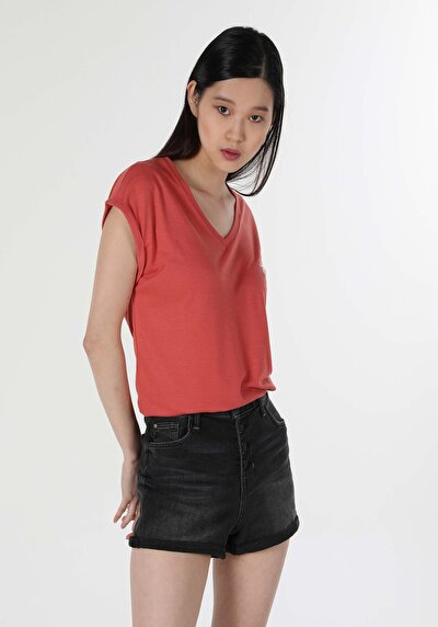 صورة من بني للنساء تي شيرت بأكمام قصيرة