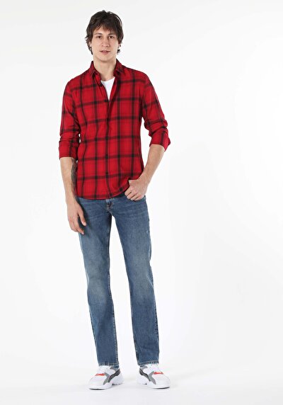 صورة من أحمر للرجال قميص  كم طويل