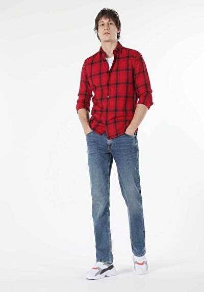 صورة من أحمر للرجال قميص كم طويل