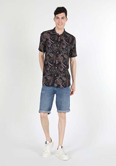 صورة من أزرق بحري للرجال قميص  كم قصير