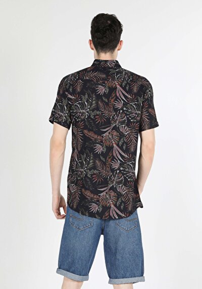 صورة من أزرق بحري للرجال قميص كم قصير