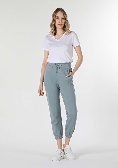 صورة من   رقبة على شكل حرف V مستقيم نسائي أبيض بأكمام قصيرة تي شيرت