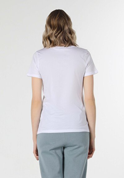 صورة من رقبة على شكل حرف V مستقيم نسائي أبيض بأكمام قصيرة تي شيرت