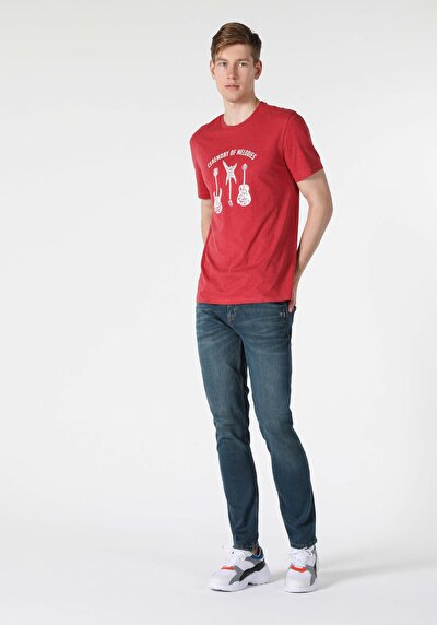 صورة من أحمر للرجال تي شيرت بأكمام قصيرة