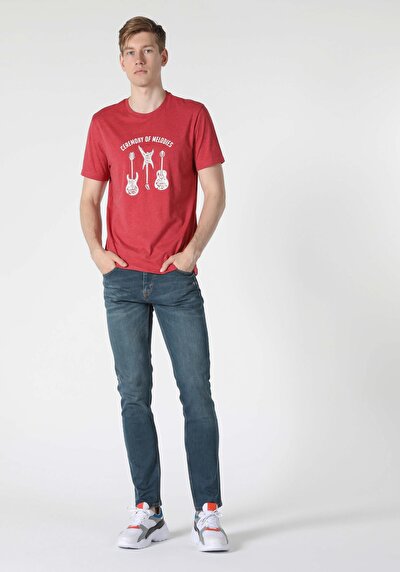 صورة من أحمر للرجال تي شيرت بأكمام قصيرة