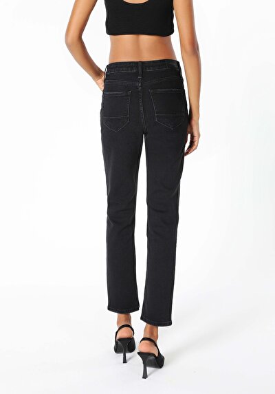 صورة من أسود للنساء بناطيل