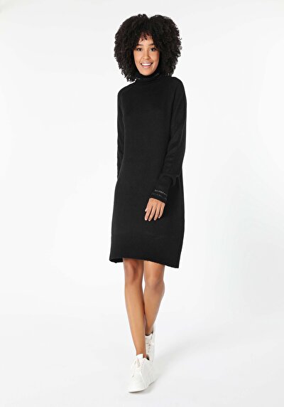 صورة من أسود للنساء فستان