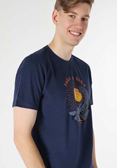 صورة من أزرق بحري للرجال تي شيرت بأكمام قصيرة