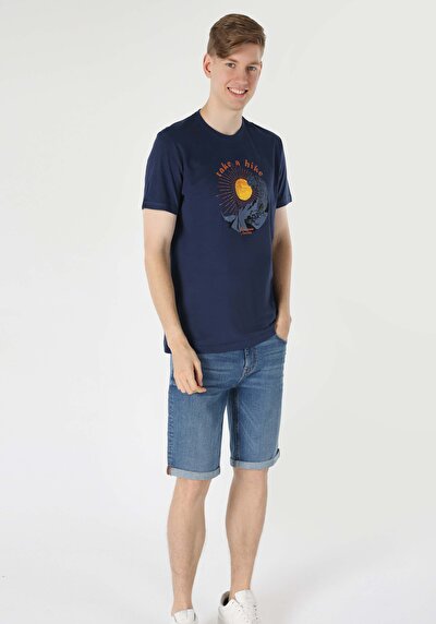 صورة من أزرق بحري للرجال تي شيرت بأكمام قصيرة