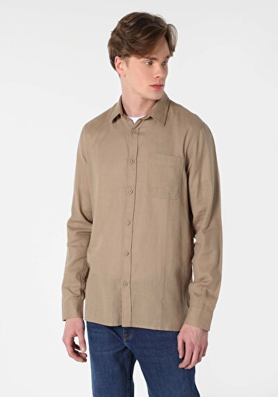 صورة من بيج للرجال قميص  كم طويل