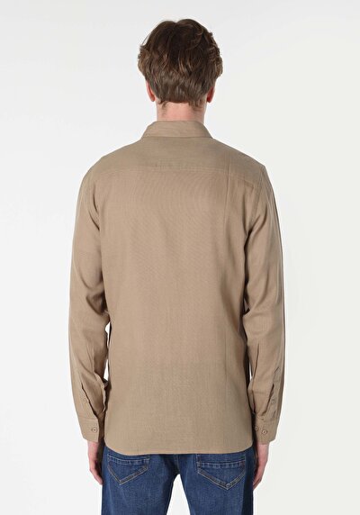 صورة من بيج للرجال قميص كم طويل