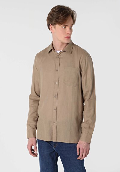 صورة من بيج للرجال قميص كم طويل