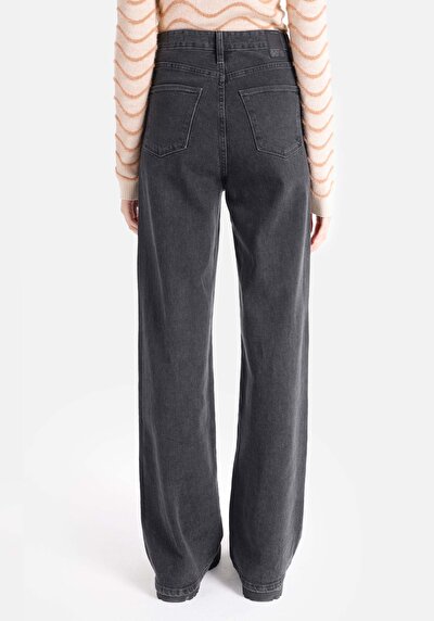 صورة من أسود للنساء بناطيل