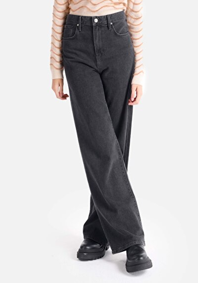 صورة من أسود للنساء بناطيل