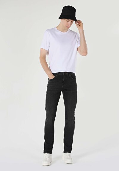 صورة من أزرق بحري للرجال بناطيل