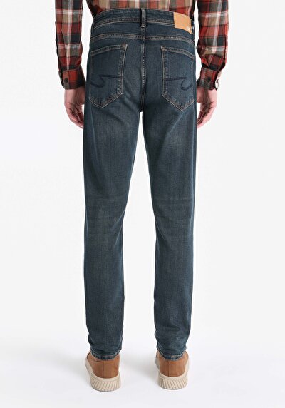 صورة من أزرق داكن للرجال بناطيل