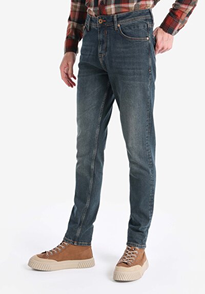 صورة من أزرق داكن للرجال بناطيل