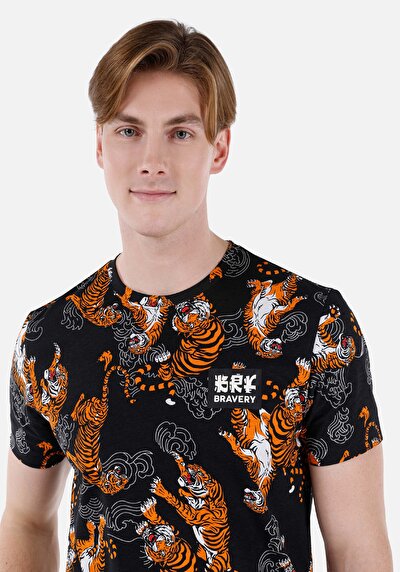 صورة من رقبة مستديرة مطبوعة رجالي أسود قصيرة الأكمام تي شيرت